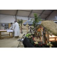 L'évêque aux armées  Antoine de Romanet de Beaune célèbre la messe de Noël à Niamey, au Niger.