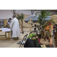 L'évêque aux armées  Antoine de Romanet de Beaune célèbre la messe de Noël à Niamey, au Niger.