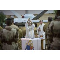 L'évêque aux armées  Antoine de Romanet de Beaune célèbre la messe de Noël à Niamey, au Niger.