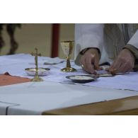 L'évêque aux armées  Antoine de Romanet de Beaune célèbre la messe de Noël à Niamey, au Niger.