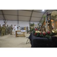 L'évêque aux armées  Antoine de Romanet de Beaune célèbre la messe de Noël à Niamey, au Niger.