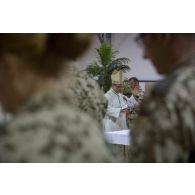 L'évêque aux armées  Antoine de Romanet de Beaune célèbre la messe de Noël à Niamey, au Niger.