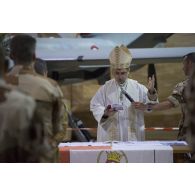 L'évêque aux armées  Antoine de Romanet de Beaune célèbre la messe de Noël à Niamey, au Niger.