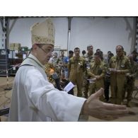 L'évêque aux armées  Antoine de Romanet de Beaune célèbre la messe de Noël à Niamey, au Niger.