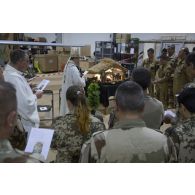 L'évêque aux armées  Antoine de Romanet de Beaune célèbre la messe de Noël à Niamey, au Niger.