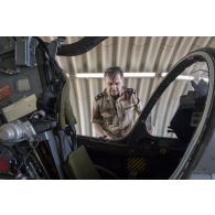 L'évêque aux armées Antoine de Romanet de Beaune visite le cockpit d'un avion de chasse Mirage 2000 à Niamey, au Niger.