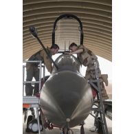 L'évêque aux armées Antoine de Romanet de Beaune visite le cockpit d'un avion de chasse Mirage 2000 à Niamey, au Niger.