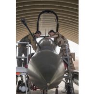 L'évêque aux armées Antoine de Romanet de Beaune visite le cockpit d'un avion de chasse Mirage 2000 à Niamey, au Niger.