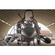L'évêque aux armées Antoine de Romanet de Beaune visite le cockpit d'un avion de chasse Mirage 2000 à Niamey, au Niger.