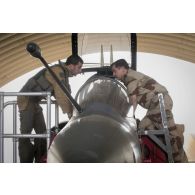 L'évêque aux armées Antoine de Romanet de Beaune visite le cockpit d'un avion de chasse Mirage 2000 à Niamey, au Niger.