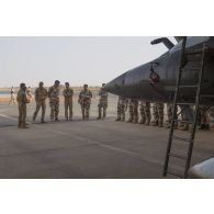 Le général André Lanata rencontre les aviateurs de la base aérienne de Niamey, au Niger.