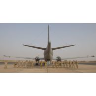Rassemblement de l'équipage d'un avion Bréguet-Atlantique 2 (ATL 2) sur la base de Niamey, au Niger.
