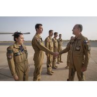 Le général André Lanata rencontre l'équipage d'un avion Bréguet-Atlantique 2 (ATL 2) sur la base aérienne de Niamey, au Niger.