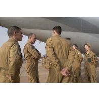 Le général André Lanata rencontre l'équipage d'un avion Bréguet-Atlantique 2 (ATL 2) sur la base aérienne de Niamey, au Niger.