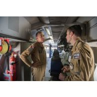 Le général André Lanata visite l'intérieur d'un avion Bréguet-Atlantique 2 (ATL 2) sur la base aérienne de Niamey, au Niger.