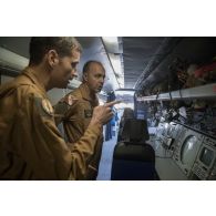 Le général André Lanata visite l'intérieur d'un avion Bréguet-Atlantique 2 (ATL 2) sur la base aérienne de Niamey, au Niger.