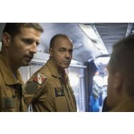 Le général André Lanata visite l'intérieur d'un avion Bréguet-Atlantique 2 (ATL 2) sur la base aérienne de Niamey, au Niger.