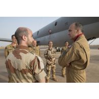 Le général André Lanata rencontre l'équipage d'un avion Bréguet-Atlantique 2 (ATL 2) sur la base aérienne de Niamey, au Niger.