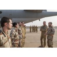 Le général André Lanata rencontre l'équipage d'un avion Bréguet-Atlantique 2 (ATL 2) sur la base aérienne de Niamey, au Niger.