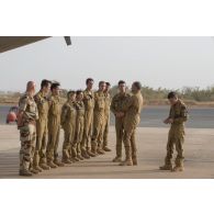 Le général André Lanata rencontre l'équipage d'un avion Bréguet-Atlantique 2 (ATL 2) sur la base aérienne de Niamey, au Niger.
