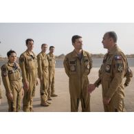 Le général André Lanata rencontre l'équipage d'un avion Bréguet-Atlantique 2 (ATL 2) sur la base aérienne de Niamey, au Niger.
