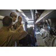 Le général André Lanata visite l'intérieur d'un avion Bréguet-Atlantique 2 (ATL 2) sur la base aérienne de Niamey, au Niger.