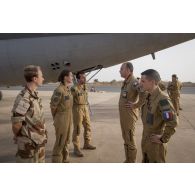 Le général André Lanata rencontre l'équipage d'un avion Bréguet-Atlantique 2 (ATL 2) aux côtés du colonel Guillaume Gauthier, commandant la base aérienne de Niamey, au Niger.