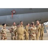 Le général André Lanata rencontre l'équipage d'un avion Bréguet-Atlantique 2 (ATL 2) aux côtés du colonel Guillaume Gauthier, commandant la base aérienne de Niamey, au Niger.