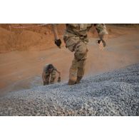 Des soldats franchissent un obstacle autour de la base aérienne de Niamey, au Niger.
