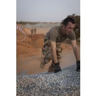 Des soldats franchissent un obstacle autour de la base aérienne de Niamey, au Niger.