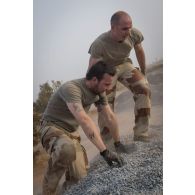 Des soldats franchissent un obstacle autour de la base aérienne de Niamey, au Niger.