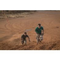 Des soldats franchissent un obstacle autour de la base aérienne de Niamey, au Niger.