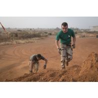 Des soldats franchissent un obstacle autour de la base aérienne de Niamey, au Niger.