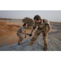 Des soldats franchissent un obstacle autour de la base aérienne de Niamey, au Niger.
