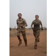 Des soldats participent à une course d'obstacle autour de la base aérienne de Niamey, au Niger.
