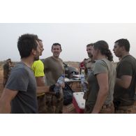 Des soldats participent à une course d'obstacle autour de la base aérienne de Niamey, au Niger.