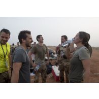 Des soldats participent à une course d'obstacle autour de la base aérienne de Niamey, au Niger.