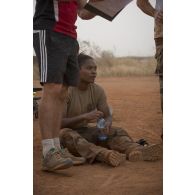 Des soldats participent à une course d'obstacle autour de la base aérienne de Niamey, au Niger.