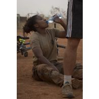 Des soldats participent à une course d'obstacle autour de la base aérienne de Niamey, au Niger.