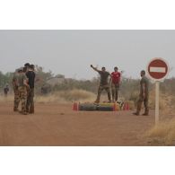 Des soldats participent à une course d'obstacle autour de la base aérienne de Niamey, au Niger.