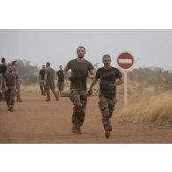 Des soldats participent à une course d'obstacle autour de la base aérienne de Niamey, au Niger.