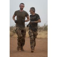 Des soldats participent à une course d'obstacle autour de la base aérienne de Niamey, au Niger.