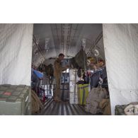 Un élément de la 4e antenne chirurgicale aérotransportable (ACP) veille sur un blessé à bord d'un avion Casa Nurse sur la base aérienne de Niamey, au Niger.