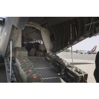 Ouverture de la tranche arrière d'un avion Casa Nurse sur la base aérienne projetée de Niamey, au Niger.