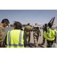 Des éléments de la 4e antenne chirurgicale aérotransportable (ACP) et des infirmières convoyeuses de l'air encadrent une évacuation sanitaire à bord d'un avion Falcon 2000 à Niamey, au Niger.