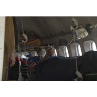 Un élément de la 4e antenne chirurgicale aérotransportable (ACP) veille sur un blessé à bord d'un avion Casa Nurse sur la base aérienne de Niamey, au Niger.