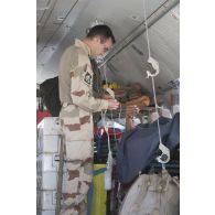 Un élément de la 4e antenne chirurgicale aérotransportable (ACP) veille sur un blessé à bord d'un avion Casa Nurse sur la base aérienne de Niamey, au Niger.