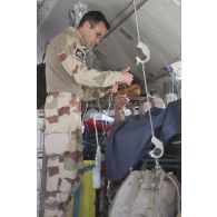 Un élément de la 4e antenne chirurgicale aérotransportable (ACP) veille sur un blessé à bord d'un avion Casa Nurse sur la base aérienne de Niamey, au Niger.