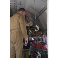 Un élément de la 4e antenne chirurgicale aérotransportable (ACP) veille sur un blessé à bord d'un avion Casa Nurse sur la base aérienne de Niamey, au Niger.