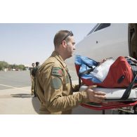 Des éléments de la 4e antenne chirurgicale aérotransportable (ACP) évacuent un blessé à bord d'un avion Falcon 2000 depuis Niamey, au Niger.